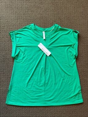 clear & scottett Bright Green Notch-Neck Short Sleeve Tee